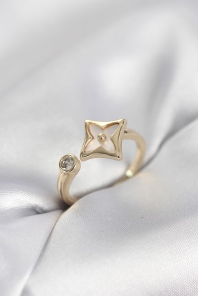 Gold Renk Köşeli Yonca Model Zirkon Taşlı Kadın Yüzük Gold Renk Köşeli Yonca Model Zirkon Taşlı Kadın Yüzük