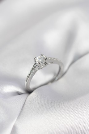 Tek Taş Gümüş Renk Zirkon Taşlı Model Kadın Yüzük