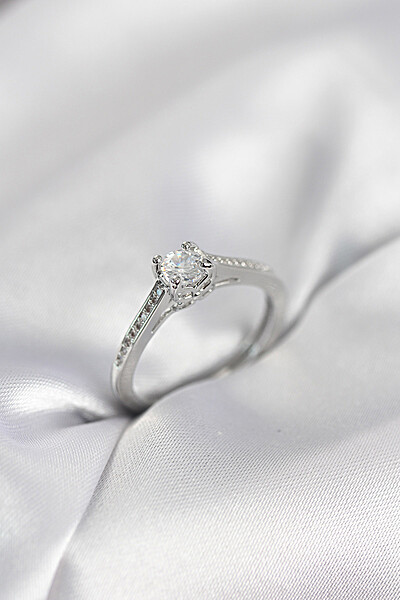 Tek Taş Gümüş Renk Zirkon Taşlı Model Kadın Yüzük