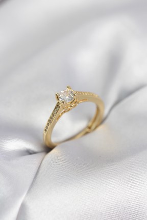 Tek Taş Gold Renk Zirkon Taşlı Model Kadın Yüzük