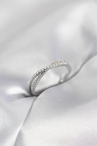 İncili Ve Zirkon Taşlı Gümüş Renk Kadın Yüzük İncili Ve Zirkon Taşlı Gümüş Renk Kadın Yüzük