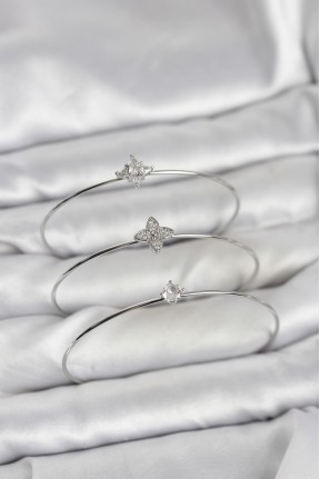 Zirkon Taşlı Gümüş Renk Yonca Model 3'lü Kadın Bileklik Kombini Zirkon Taşlı Gümüş Renk Yonca Model 3'lü Kadın Bileklik Kombini