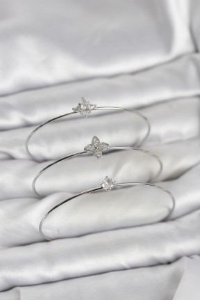 Zirkon Taşlı Gümüş Renk Yonca Model 3'lü Kadın Bileklik Kombini Zirkon Taşlı Gümüş Renk Yonca Model 3'lü Kadın Bileklik Kombini