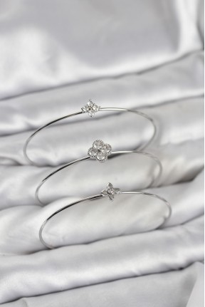 Zirkon Taşlı Gümüş Renk Yonca Tasarım 3'lü Kadın Bileklik Kombini Zirkon Taşlı Gümüş Renk Yonca Tasarım 3'lü Kadın Bileklik Kombini