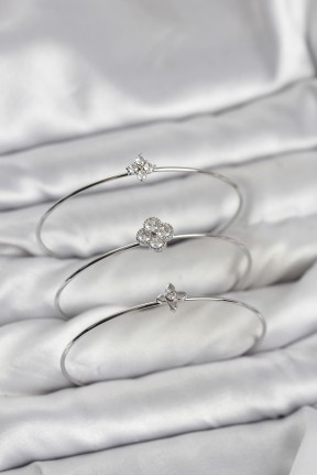 Zirkon Taşlı Gümüş Renk Yonca Tasarım 3'lü Kadın Bileklik Kombini Zirkon Taşlı Gümüş Renk Yonca Tasarım 3'lü Kadın Bileklik Kombini