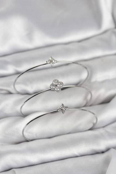 Zirkon Taşlı Gümüş Renk Yonca Tasarım 3'lü Kadın Bileklik Kombini Zirkon Taşlı Gümüş Renk Yonca Tasarım 3'lü Kadın Bileklik Kombini