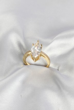Gold Renk Pirinç Markiz Kesim Zirkon Taşlı Kadın Yüzük Gold Renk Pirinç Markiz Kesim Zirkon Taşlı Kadın Yüzük