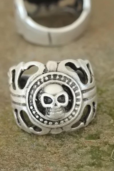 Eskitme Gümüş Renk Metal Kuru Kafa Tasarım Ayarlamalı Erkek Yüzük Eskitme Gümüş Renk Metal Kuru Kafa Tasarım Ayarlamalı Erkek Yüzük